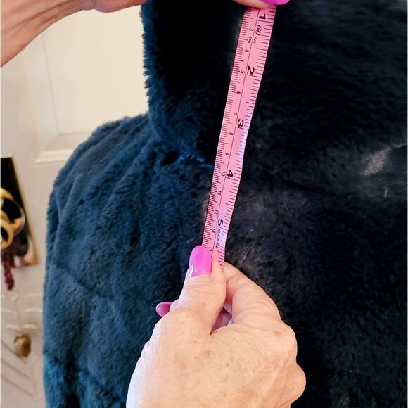 COPY - BEAUTIFUL FOREST GREEN FAUX FUR JACKET BY TRINA TURK - Picture 11 of 12